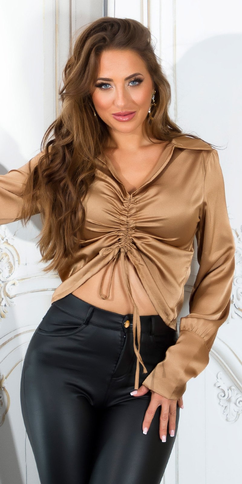 Elegante satijn look blouse volant-geplooide bruin